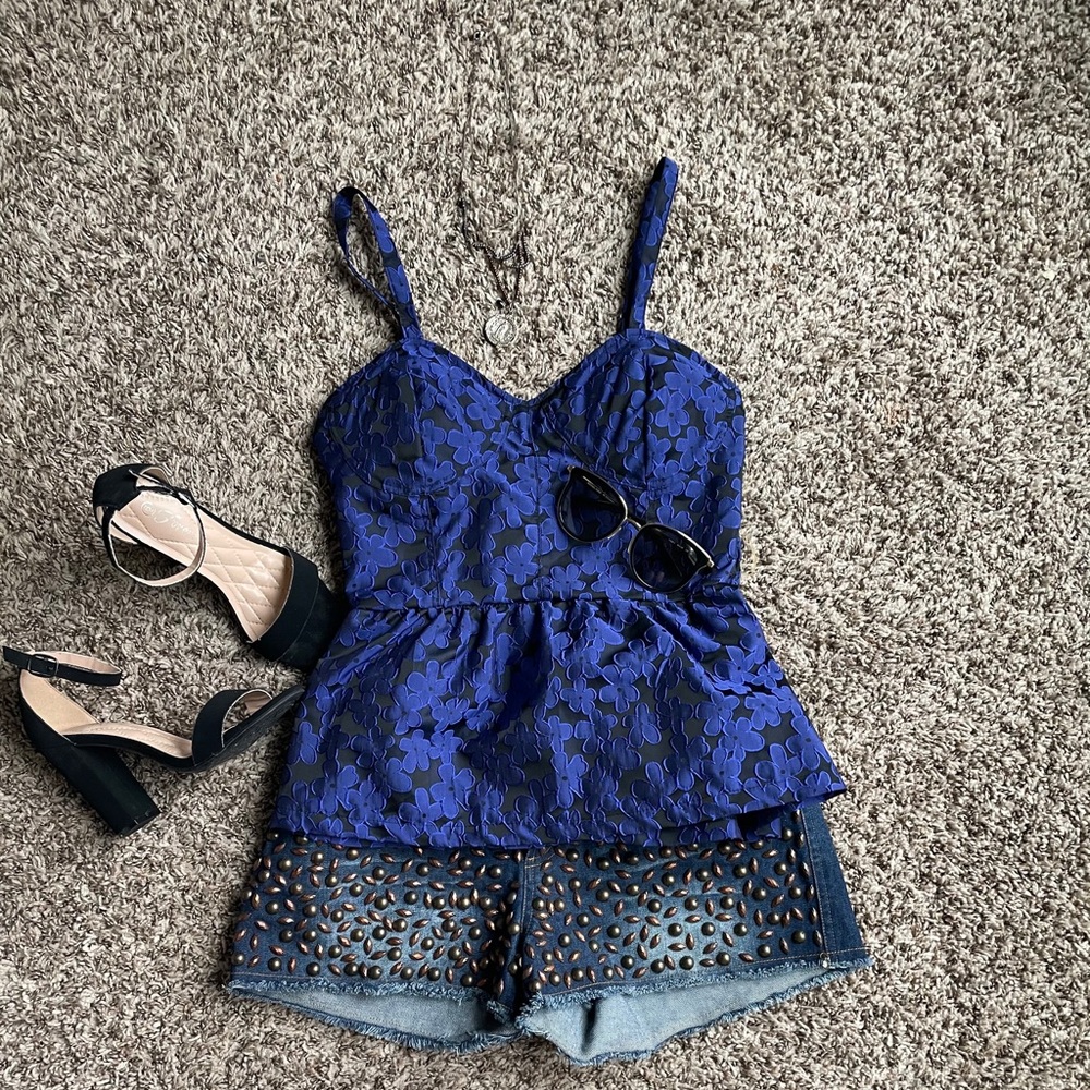 Blue flowers top